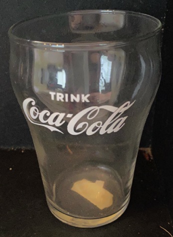 308049-2 € 3,00 coca cola glas witte letters D6 h 9,5 cm.jpeg